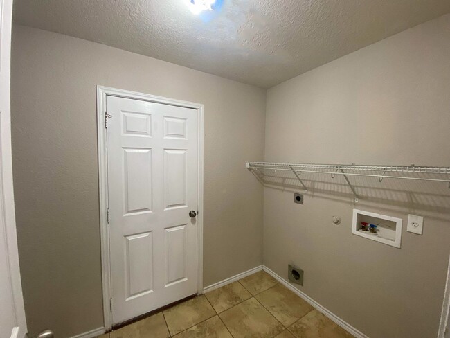 Building Photo - $300 OFF 1ST MONTH RENT IF YOU MOVE IN WIT...