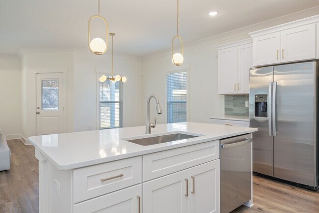 Building Photo - 807A Cedar Ave S