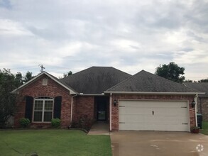 Building Photo - 715 Meadows Cir
