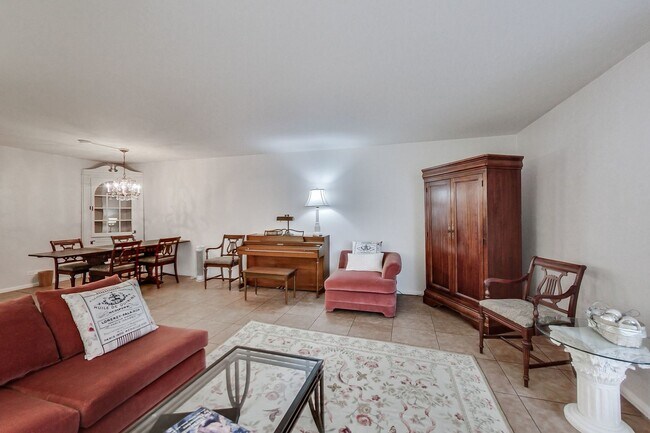 Building Photo - 6033 N Sheridan Rd