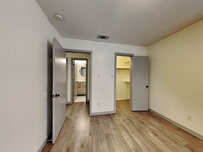 Building Photo - 10304 Blackjack Oaks Dr