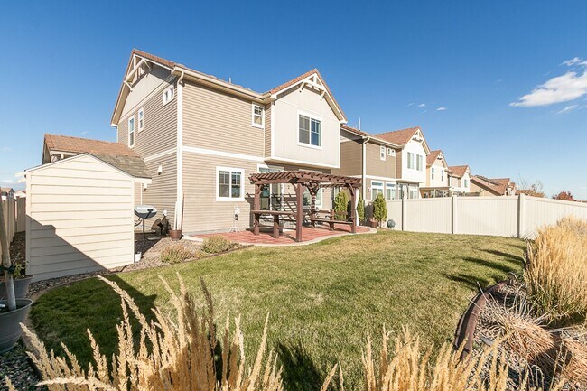 Building Photo - Beautiful 3 Bed 2.5 Bath in Thompson River...