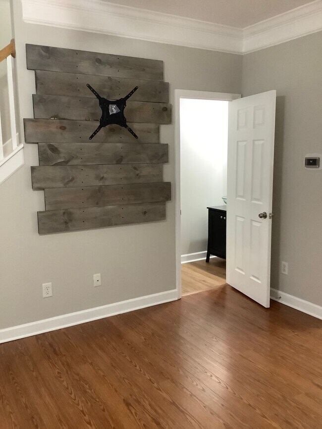 Building Photo - 2 bedrooms - 2 1/2 bath townhome - newly remodeled