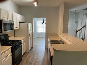 Building Photo - ***ASK ABOUT PAYING NO SEC DEP***645 North...