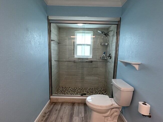Building Photo - "Charming 3-Bedroom Home in Englewood!"