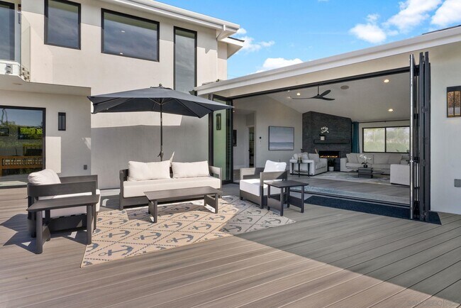 Building Photo - 7982 Roseland Dr
