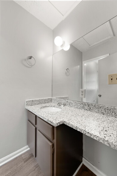 Upstairs Full Bathroom - 1355 Lucile Ave SW