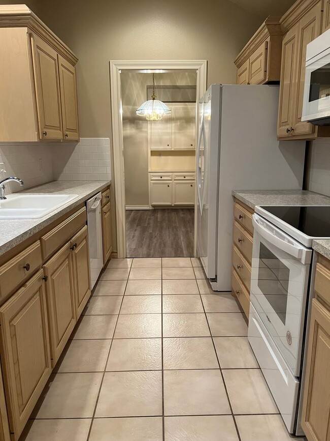 Building Photo - 2/2/2  Garden Home in Remington Park