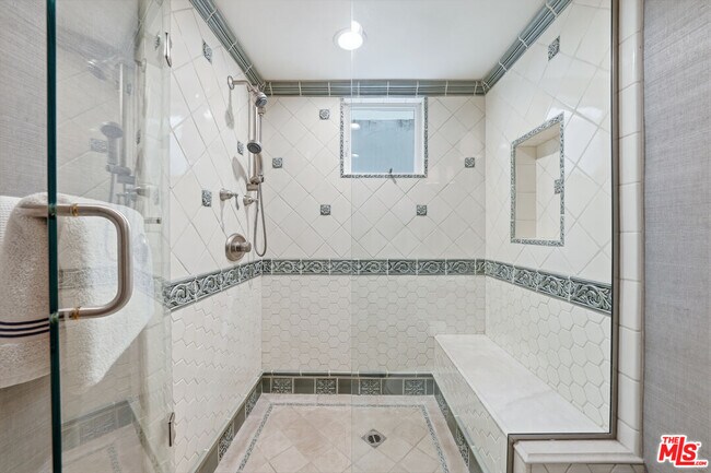Building Photo - 108 S Poinsettia Ave