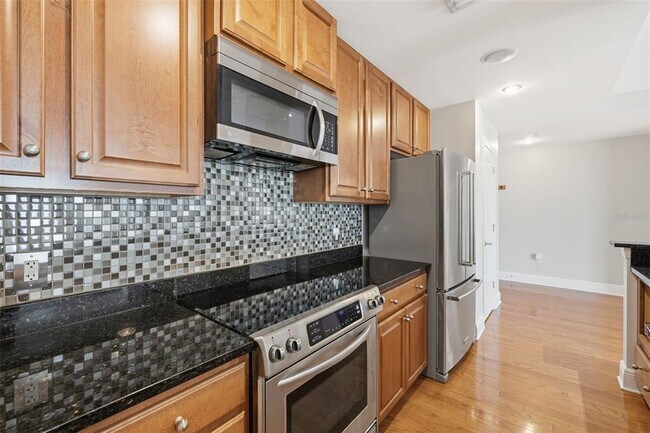 Building Photo - 1227 E Madison St