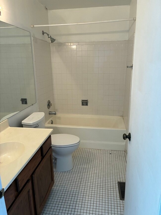 Building Photo - 1213 Cranbrook Dr