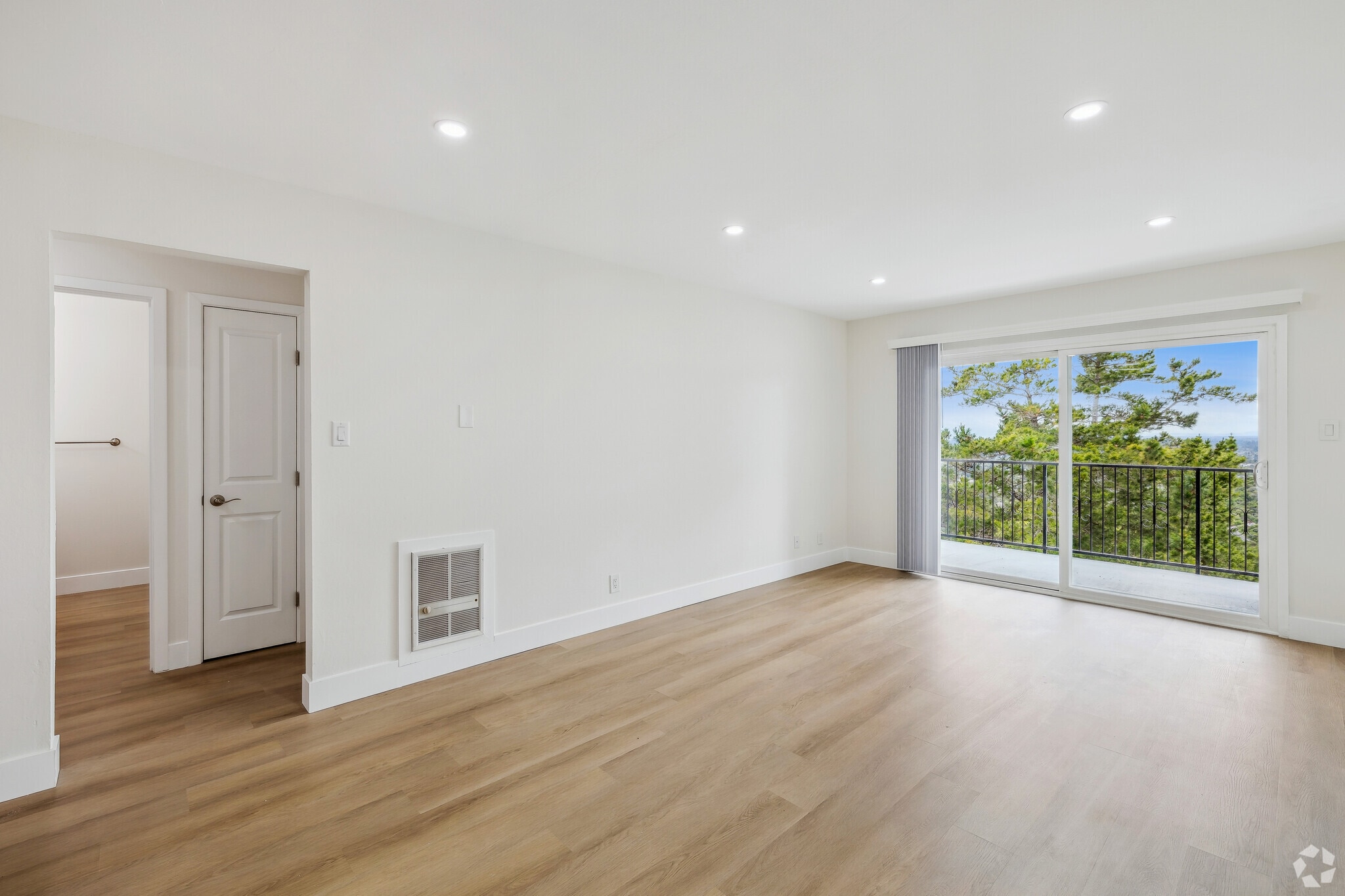 2BR, 2BA - 905SF - Living Room - 422 Portofino