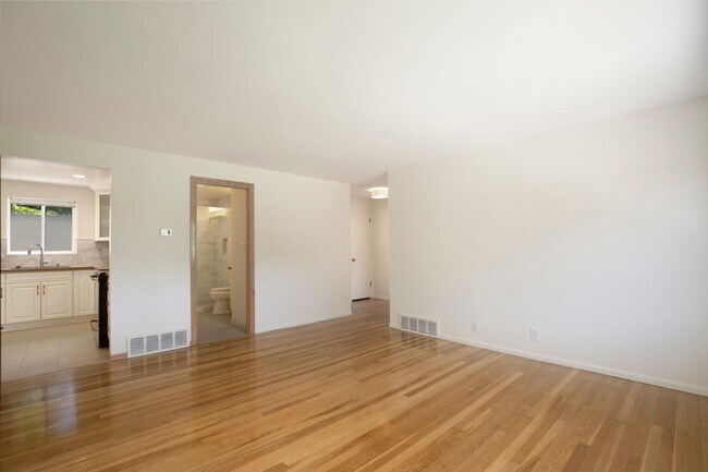 Building Photo - 1518 5th Ave W