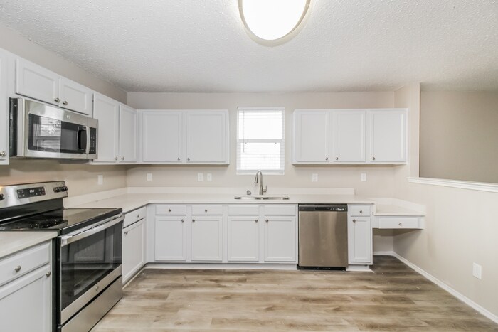 Building Photo - 16516 Woodside Dr