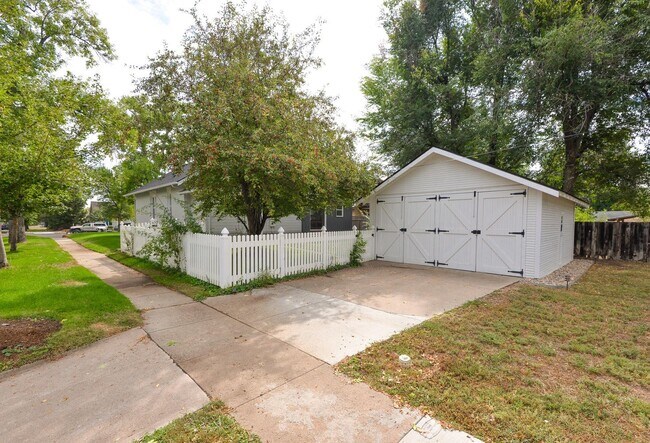 Building Photo - Beautifully remodeled 3 Bedroom Bungalow in Old Town