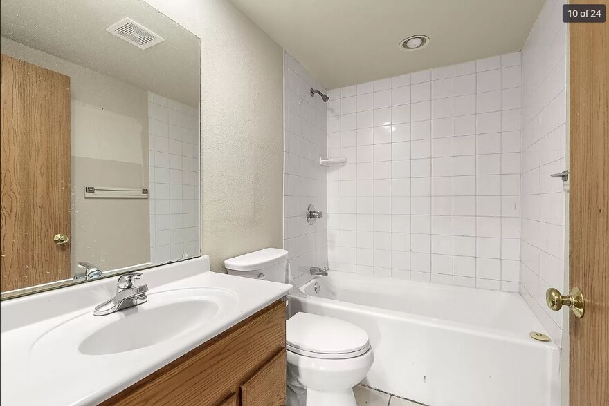 Bathroom Up - 1014 8th Ave S