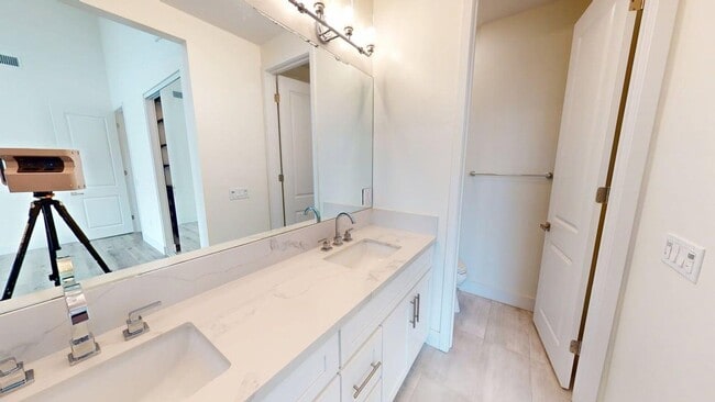 Building Photo - Gated | Light-Filled Townhouse | North Park