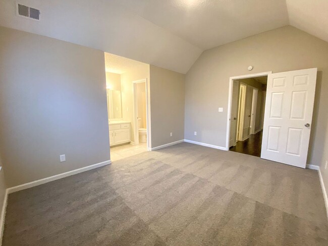 Building Photo - Recently renovated 3 bed and 2 bath home n...