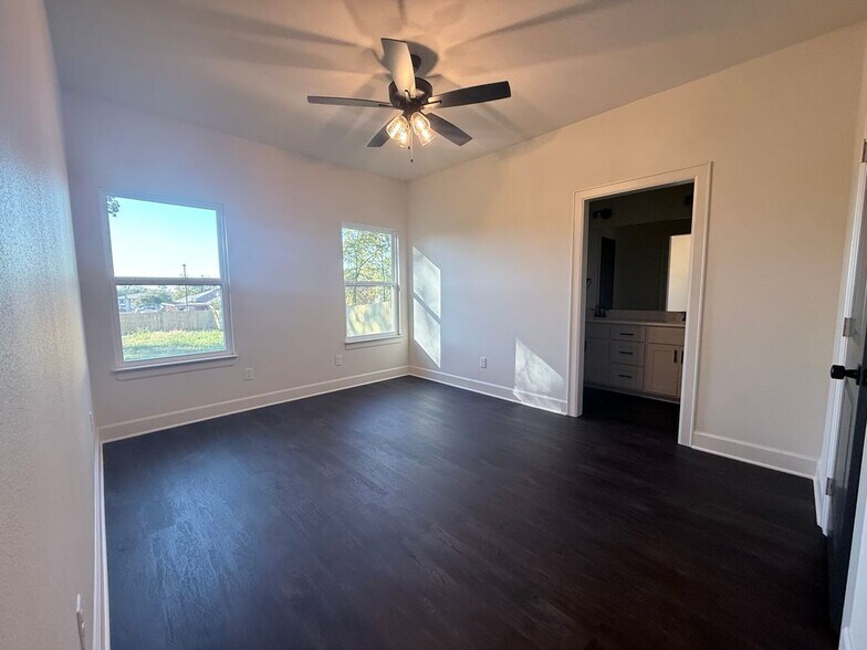 Building Photo - 616 Oak St