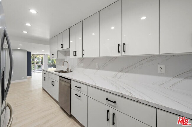 Building Photo - 441 N Oakhurst Dr