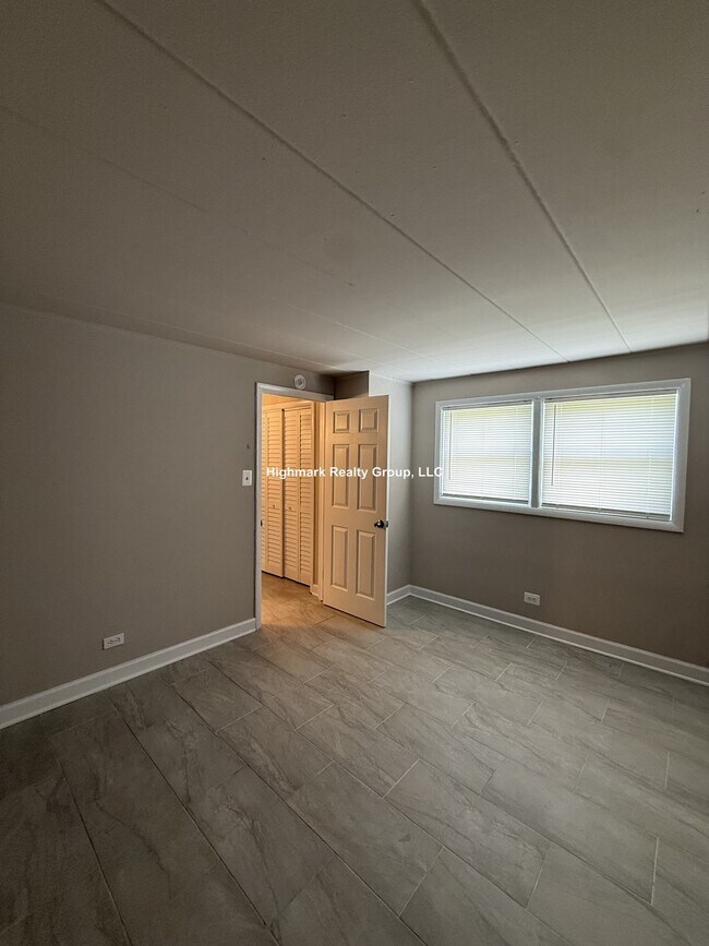 Building Photo - 9630 Ivanhoe Ave