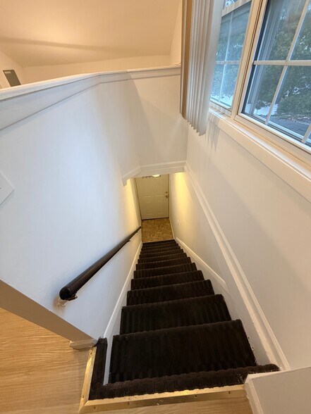 Building Photo - 131 Pine St