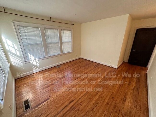 Building Photo - 207 W 51 Terrace