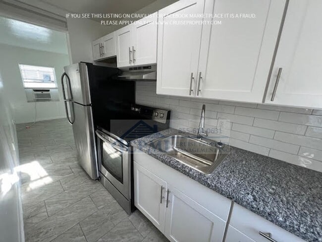 Building Photo - Affordable Downtown WPB 2/1 without the Downtown Price Steps Away From it ALL!! $995 Sec Dep spec...