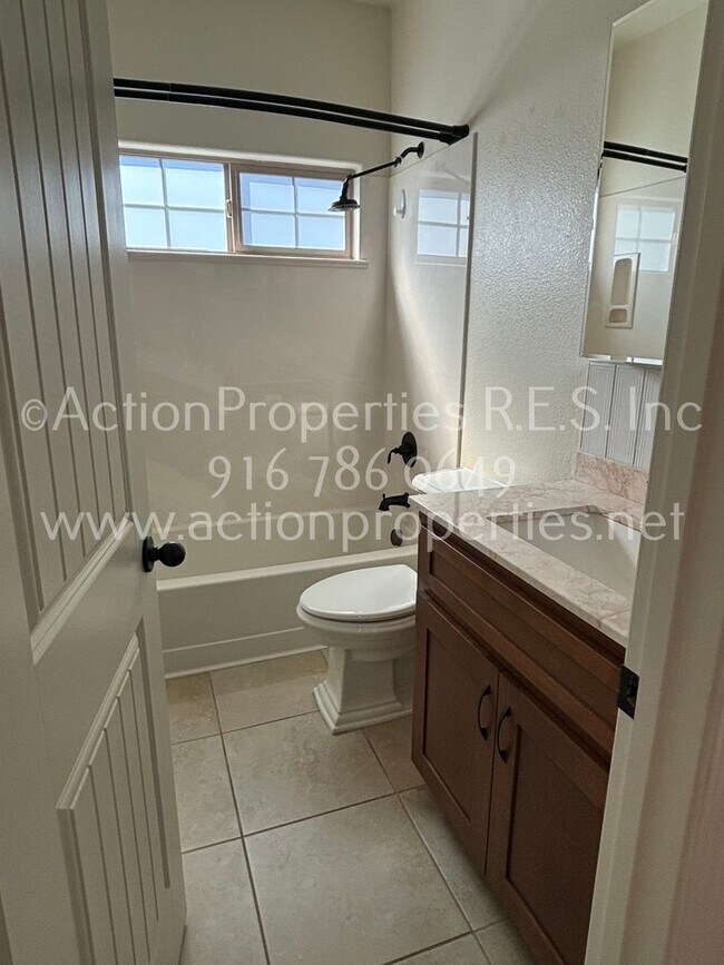 Building Photo - Solar Rocklin Gated Single Story: Close To Shopping 3 Bedroom 2 Bath, Covered Patio, Low Maintena...