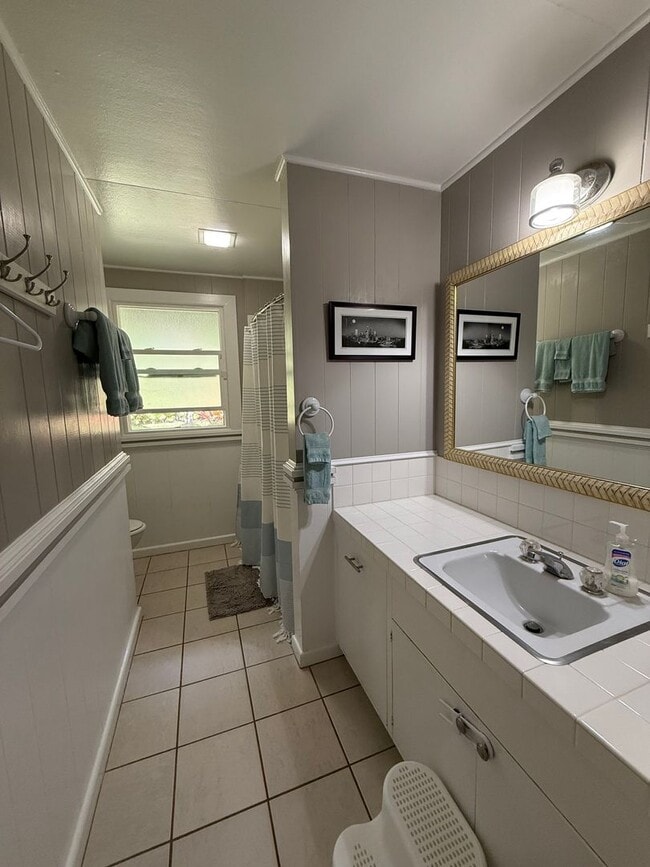 Building Photo - Honolii Fully Furnished Residence