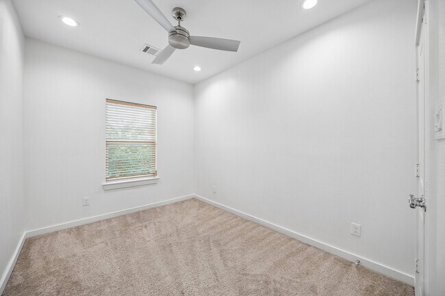 Building Photo - 5710 Elysian St