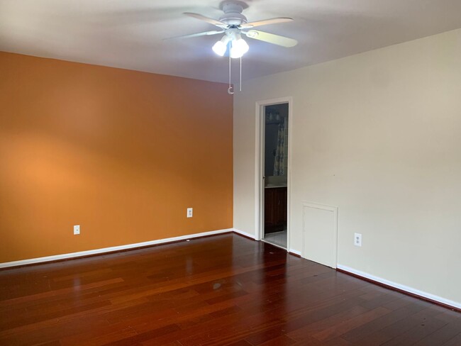 Building Photo - Spacious 3 Level Townhouse Backs to Trees