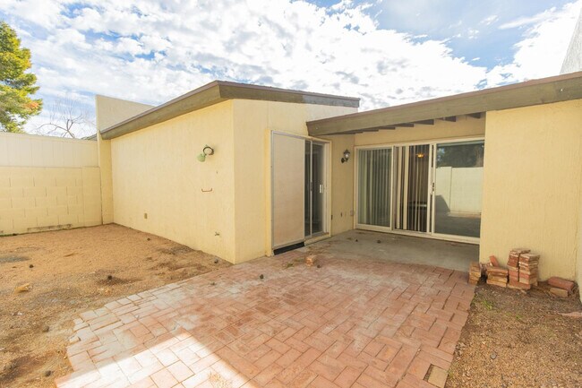 Building Photo - 2908 E Avenida Olivos