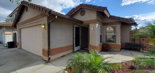 Building Photo - 2 Bedroom Santa Maria home available!