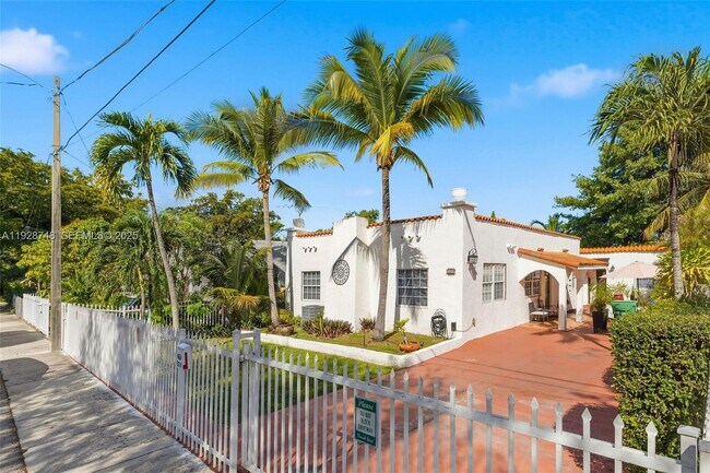 Building Photo - 521 NE 70th St