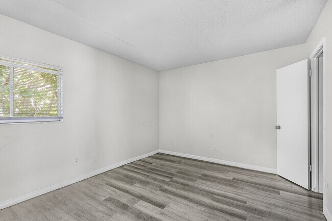 Building Photo - The Lakeside at 2315