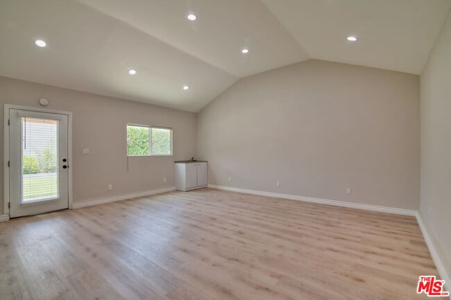 Building Photo - 2616 W 77th St