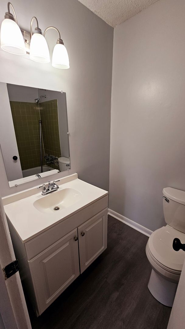 Building Photo - 3 BD 2 BA in Shamrock Village