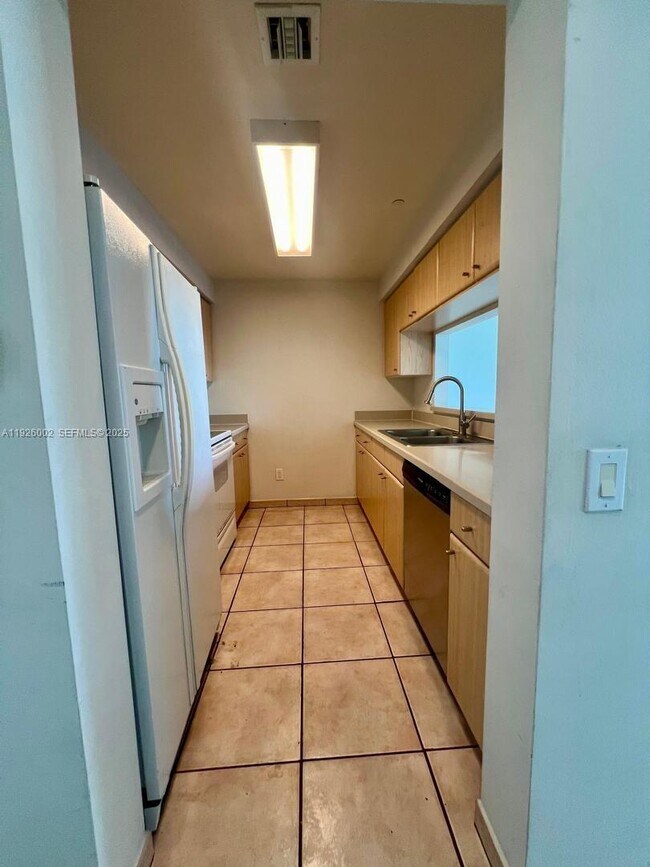 Building Photo - 2475 Brickell Ave