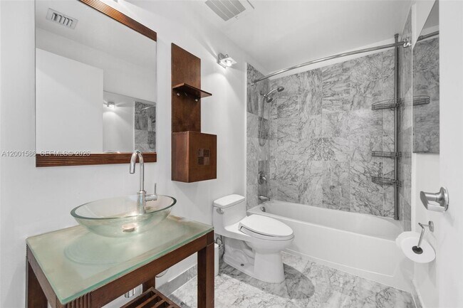 Building Photo - 2000 Bay Dr