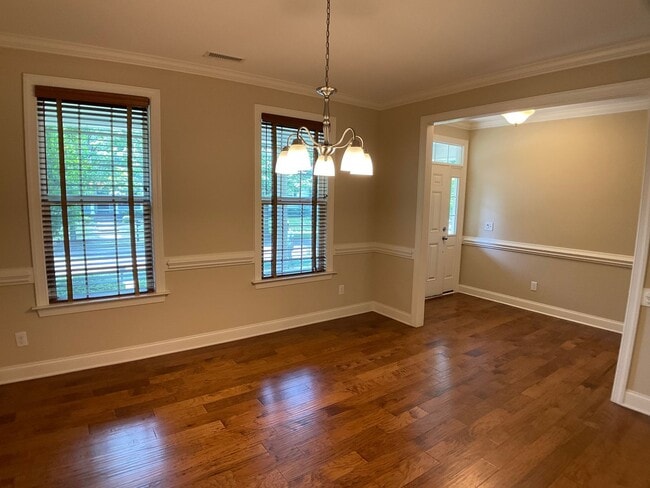 Building Photo - Absolutely Gorgeous and Spacious in Renais...
