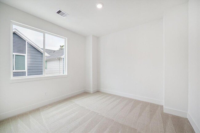 Building Photo - 1598 W Tidwell Rd