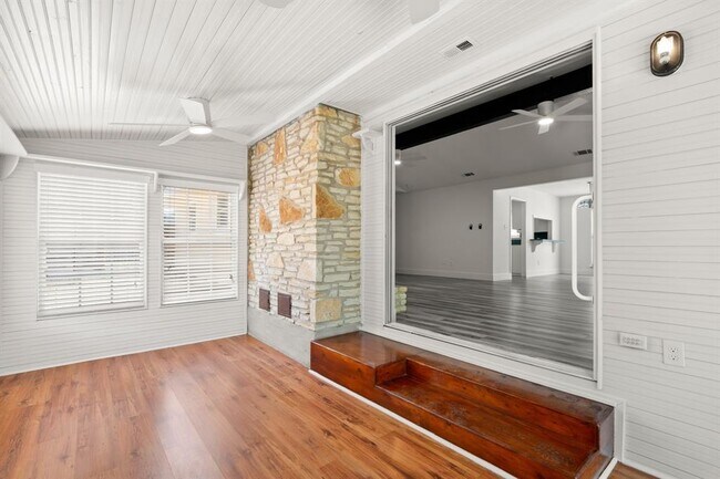 Building Photo - 15302 Spring Hill Ln