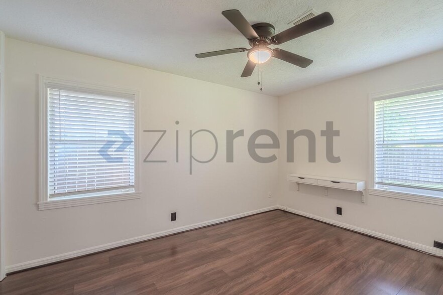 Building Photo - Unit