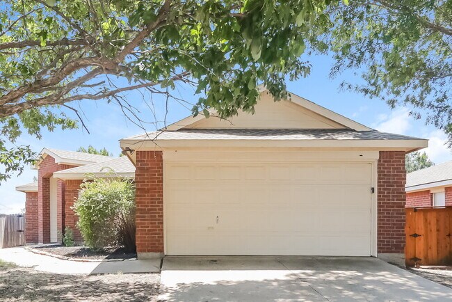 Building Photo - 2504 Castle Ridge Dr