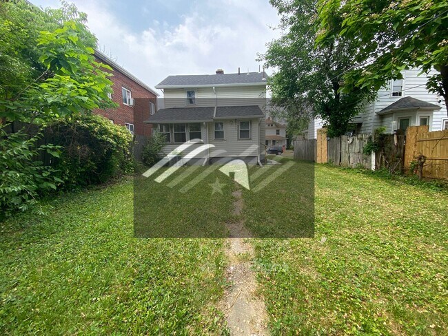 Building Photo - 1004 W Fairview Ave