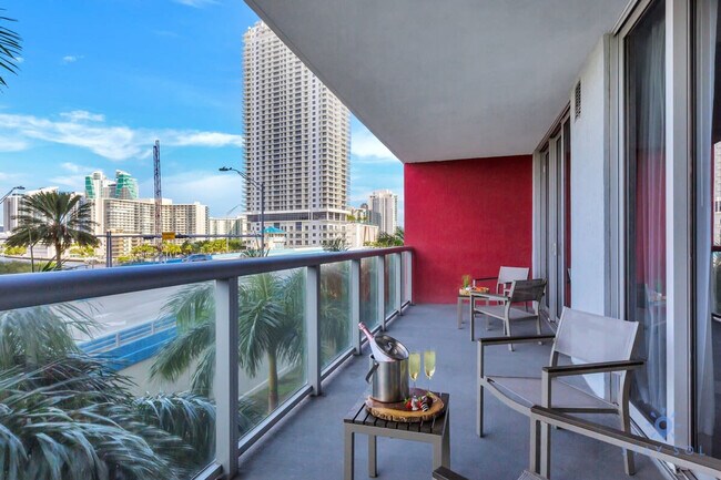 Building Photo - 2602 E Hallandale Beach Blvd