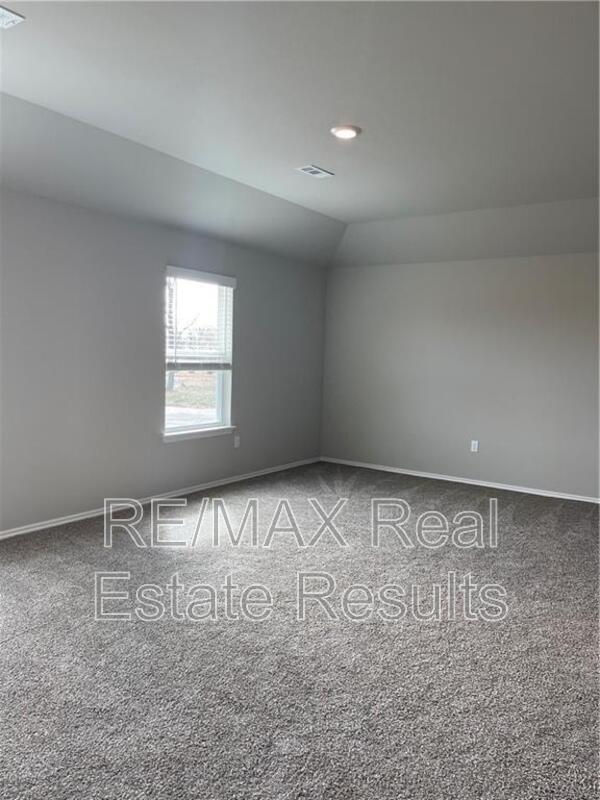 Building Photo - 806 Comanche Dr