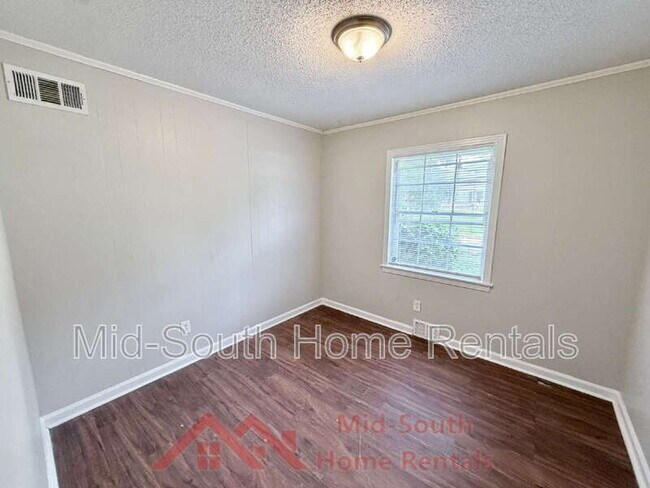 Building Photo - 2050 Sharon Ln