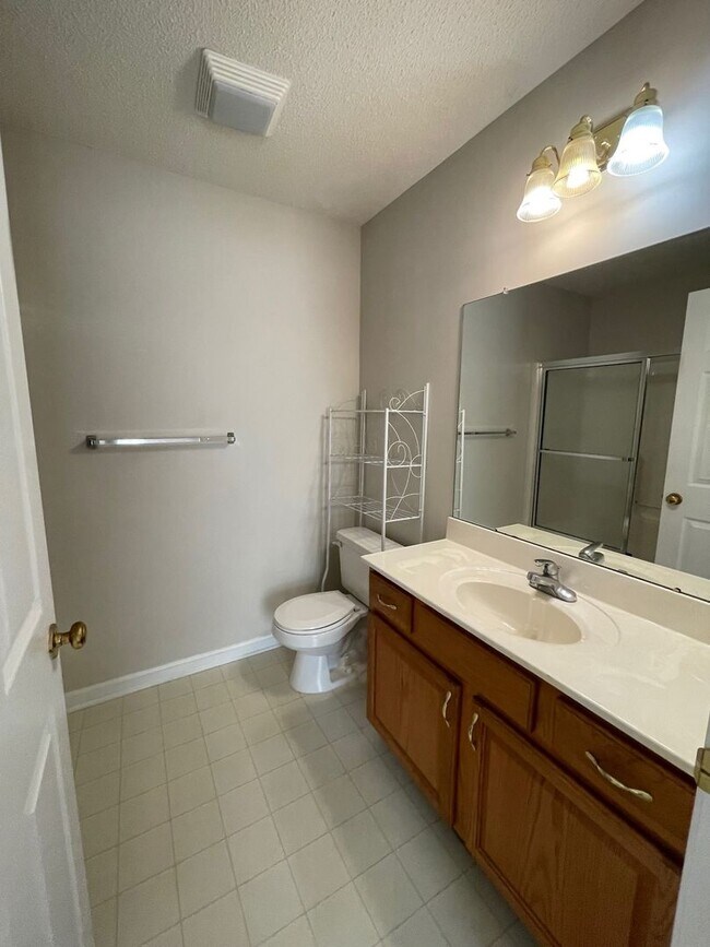 Building Photo - Great Location!  Townhouse with a Garage